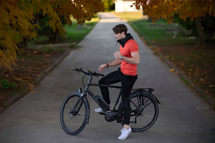 Svart cykel med en gräsmatta och träd bakom